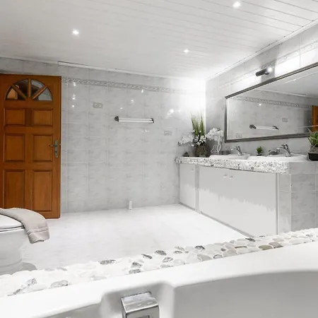 Galadriel With Private Pool & Jacuzzi Villa