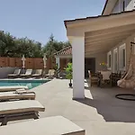 Galadriel With Private Pool & Jacuzzi *